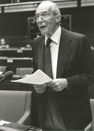 Achillefs GEROKOSTOPOULOS speaks in plenary session in October 1982