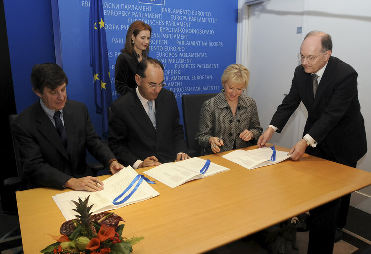 Снимка 17: Signing ceremony for a  political declaration on communicating Europe.