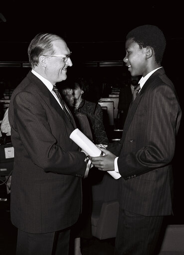 Fotogrāfija 17: The 1988 SAKHAROV Prize is awarded to Anatoli MARCHENKO (posthumously) represented by his widow and Nelson Rolihlahla MANDELA represented by his grand son