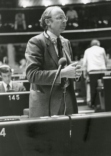 Photo 21 : Sir Fred CATHERWOOD speaks in plenary session in July 1981