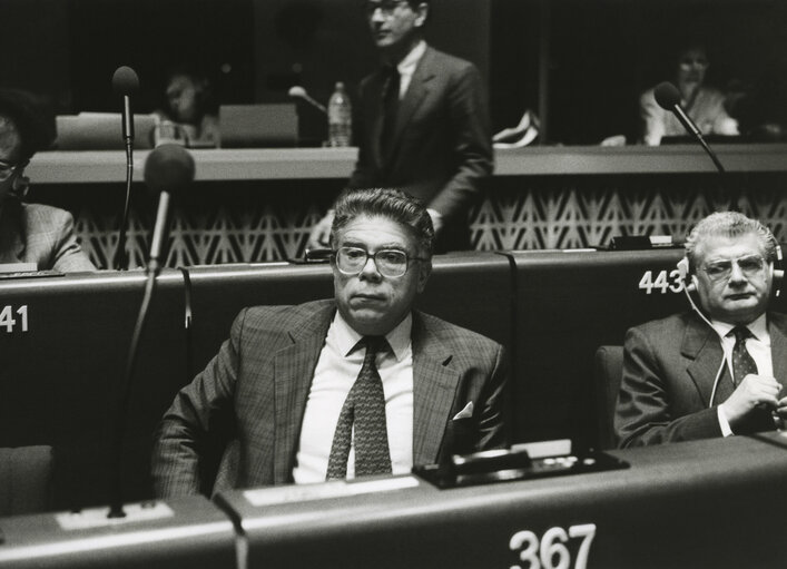 Foto 2: Aristides DIMOPOULOS speaks in plenary session in October 1988