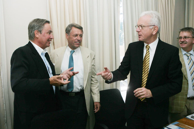 Hans-Gert POETTERING, EP President, makes an official visit to South Africa - EP President chats with Wilfried Pabst (L) and Lodewijk Briet during a meeting with the Konrad-Adenauer-Stiftung Foundation in Johannesburg