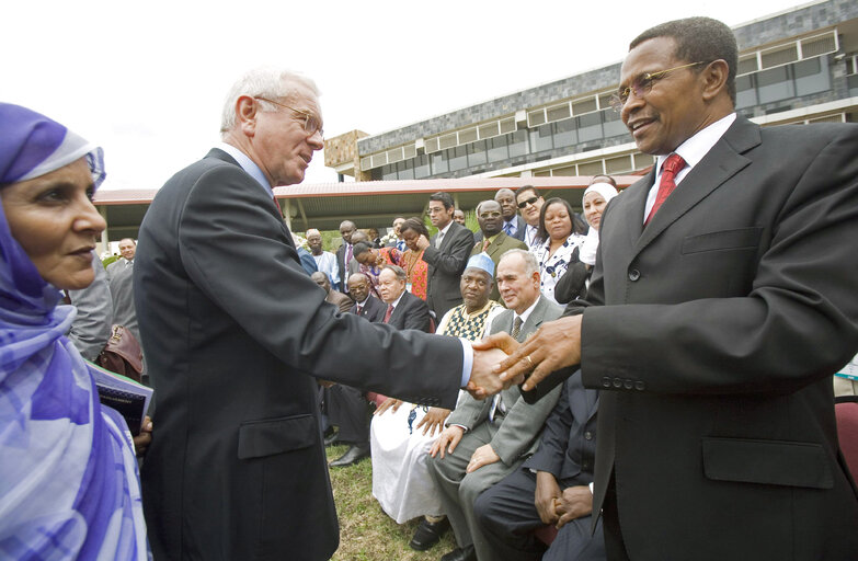 Fotografija 4: Hans-Gert POETTERING, EP President, makes an official visit to South Africa - EP President together with Tanzanian President Kikwete who is also President of the African Union . Hundreds participated in the opening session of the 10th Ordinary session of the Pan-African Parliament held at Gallagher Estate in Midrand