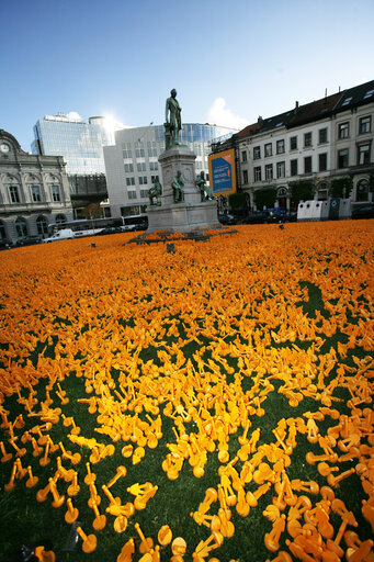 Fotó 1: Flowers on the Luxembourg Place in Brussels representing the signatures for the climate manifesto - A global price on carbon dioxide emissions, support for climate friendly technologies