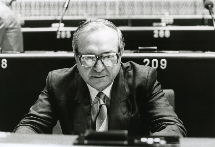 Снимка 24: MEP Pancrazio DE PASQUALE attends a plenary session