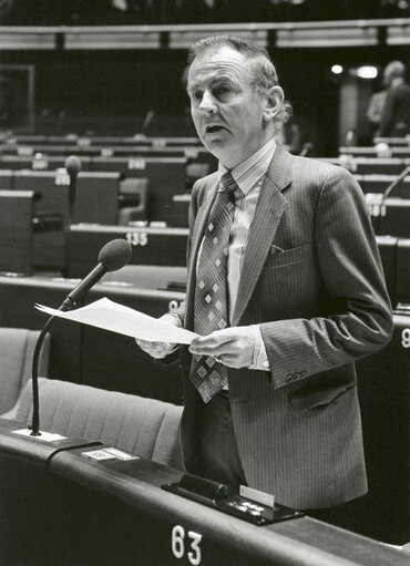 Richie RYAN speaks in plenary session in October 1982