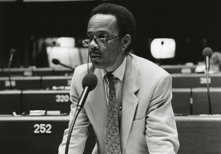 Снимка 3: Jean E. CRUSOL speaks in plenary session in July 1988