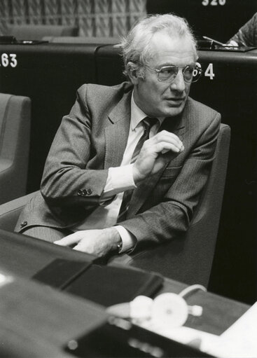 Maurice MARTIN attends a plenary session in November 1982