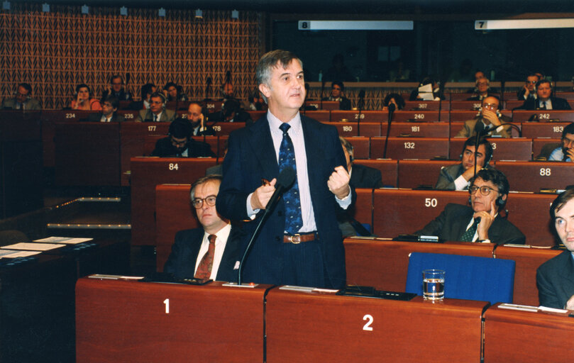 Φωτογραφία 3: Baron Tristan GAREL-JONES, British Minister for Europe, speaks in plenary session in Strasbourg in October 1992