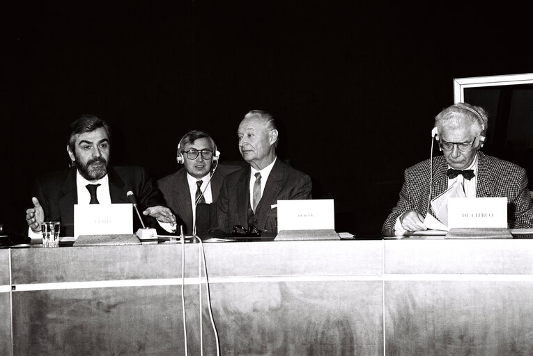 Photo 8 : The 1989 SAKHAROV Prize is awarded to Alexander DUBCEK