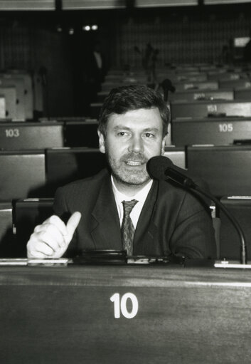 Billede 2: Portrait of MEP Karel DE GUCHT in the hemicycle in Strasbourg in 1992