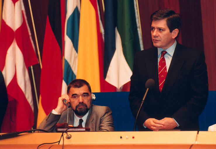 Photo 4: Stjepan (Stipe) MESIC, President of Yugoslavia visits the European Parliament in Strasbourg