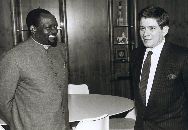 Foto 6: Strasbourg M Jonas Sawimbi chef de l'UNITA (Angola) Parlement europ?©en ?† Strasbourg, Angola, VIP, Baron Crespo, 1991 00/05/1991