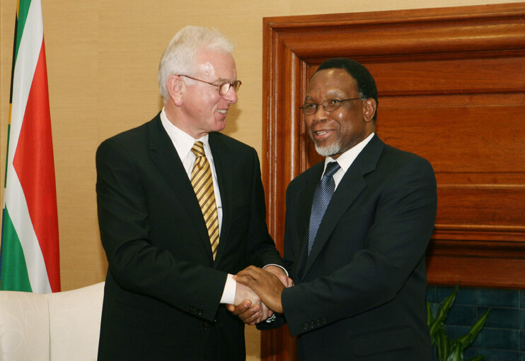 Foto 37: Hans-Gert POETTERING, EP President, makes an official visit to South Africa - EP President meets with South Africa President Kgalema Motlanthe at his Presidential Residency in Pretoria