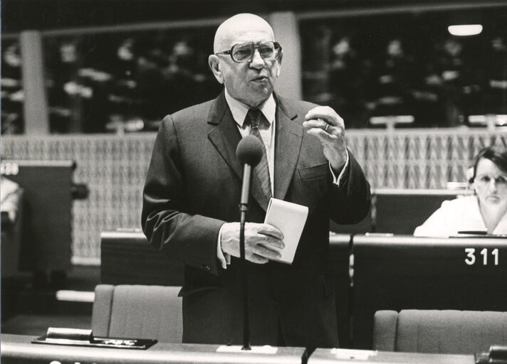 Снимка 8: Edgar FAURE speaks in plenary session in June 1981