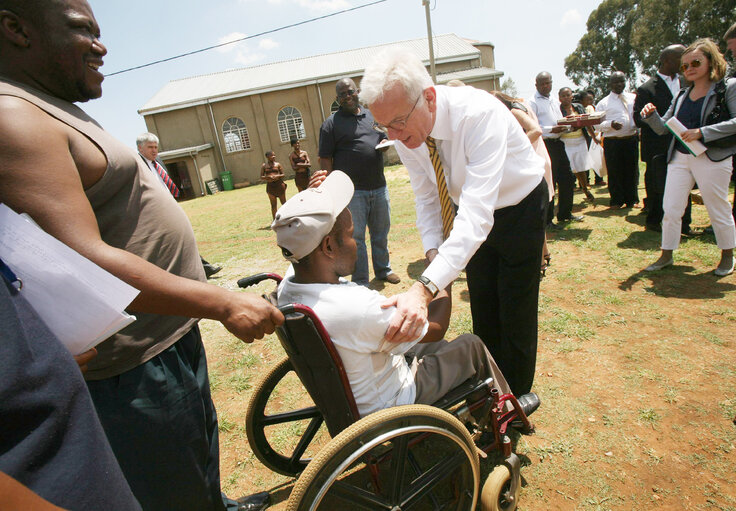 Foto 35: Hans-Gert POETTERING, EP President, makes an official visit to South Africa - EP President meets with a young man in a wheel chair at the Enthogen water project in Evaton, South Africa