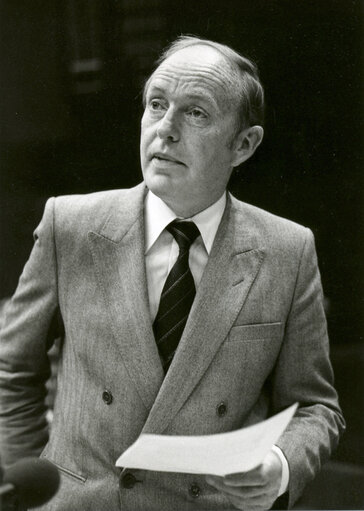 Снимка 11: European Commissioner Michael O'KENNEDY speaks in plenary session in June 1981