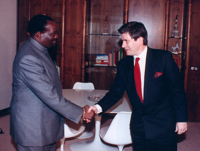 Foto 1: EP President meets with Jonas SAVIMBI, leader of the 'Uni?£o Nacional para a Independ?™ncia Total de Angola' (UNITA - National Union for the Total Independence of Angola)