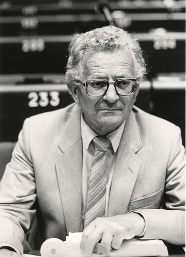 Fotagrafa 18: Karl FUCHS attends a plenary session in June 1981