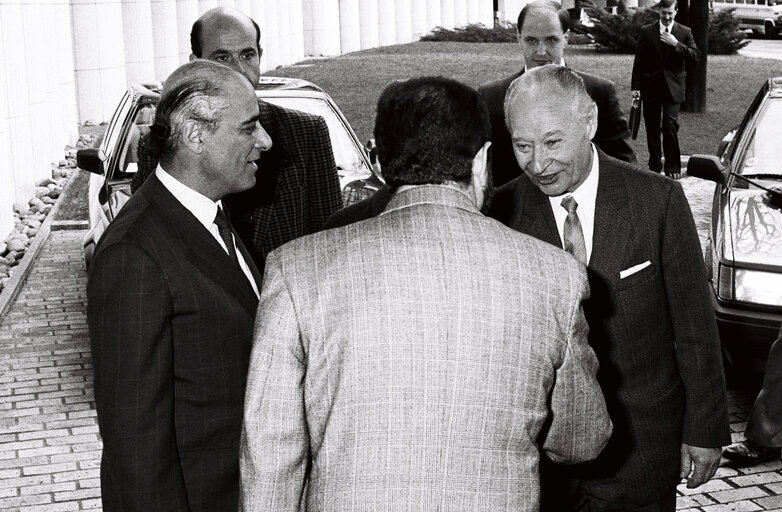 Photo 1 : Arrival of DUBCEK the 1989 SAKHAROV Prize