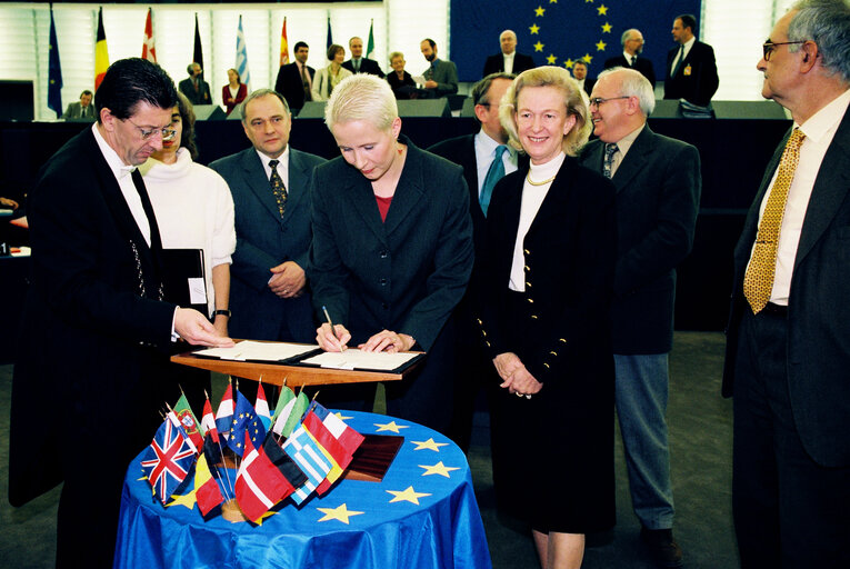 Φωτογραφία 2: Signature of the EU Budget for the year 2000.