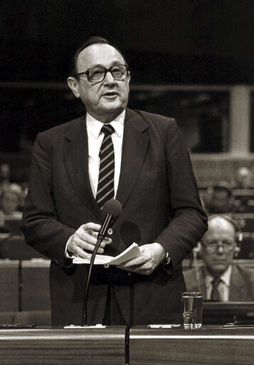 Foto 2: German Foreign Minister Hans-Dietrich GENSCHER speaks in plenary session in October 1982