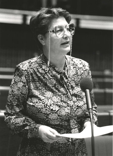 Photo 19 : Paola GAIOTTI DE BIASE speaks in plenary session in July 1981