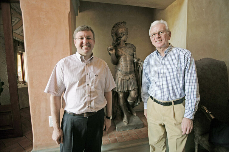 Foto 15: Hans-Gert POETTERING, EP President, makes an official visit to South Africa - EP President  with South African Minister of the Environment Martinus Van Schalkwyk . The two met for a luncheon at the Castello Di Monte restaurant in Pretoria