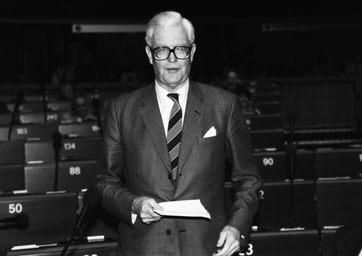 Foto 2: British Foreign Secretary Douglas HURD speaks in plenary session in Strasbourg in 1992