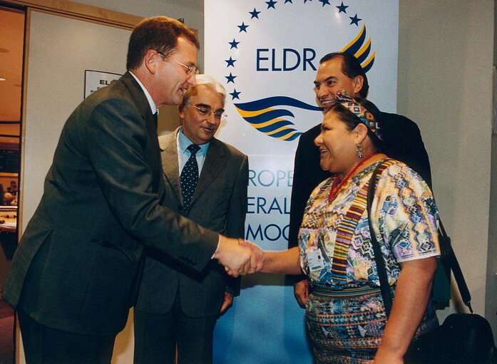 Fotografia 3: MEP Graham WATSON meets with Rigoberta MENCHU from Guatemala, Nobel Peace Price laureate