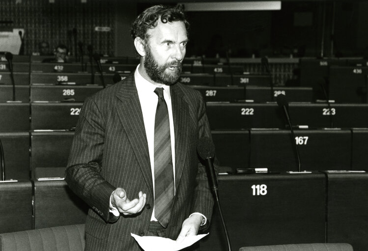 Zdjęcie 3: MEP (Ben) George Benjamin PATTERSON speaks in plenary session in Strasbourg in July 1992