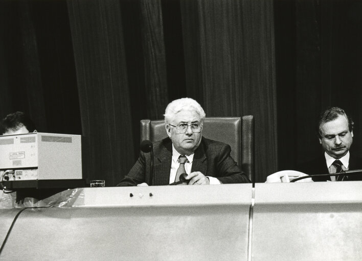 Nuotrauka 4: Mario DIDO presiding over the plenary session in Strasbourg.