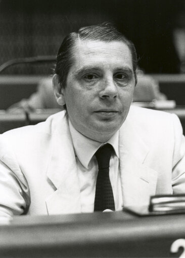 Снимка 2: Angelo NARDUCCI attends a plenary session in June 1981