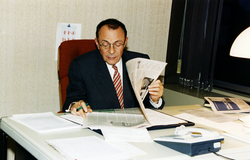 Photo 4 : Michel ROCARD at the EP in Strasbourg.