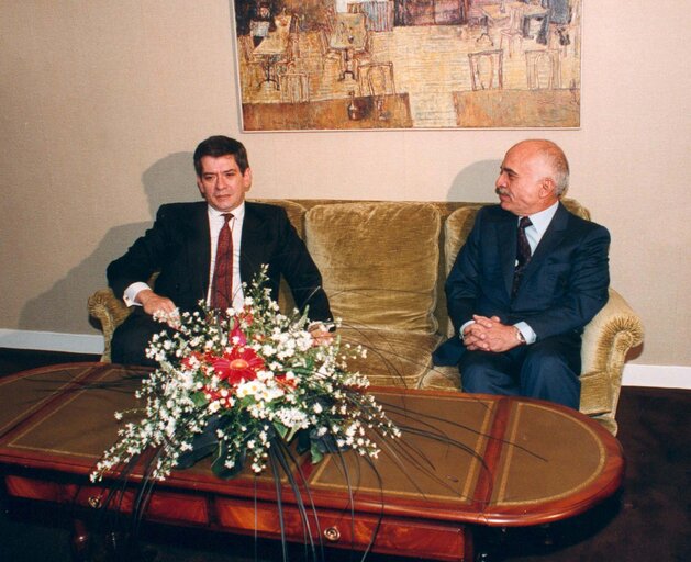 Photo 2: Official visit of King HUSSEIN of Jordan to the European Parliament