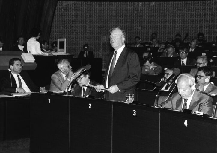 Foto 2: Irish Prime Minister Charles HAUGHEY speaks in plenary session in Sgtrasbourg in July 1990