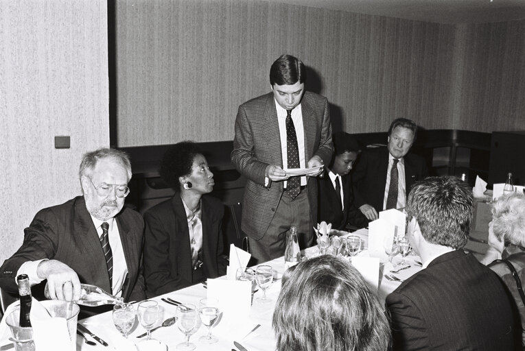 Fotogrāfija 3: Lunch Prix SAKHAROV  The 1988 SAKHAROV Prize is awarded to Anatoli MARCHENKO (posthumously) represented by his widow and Nelson Rolihlahla MANDELA represented by his grand son