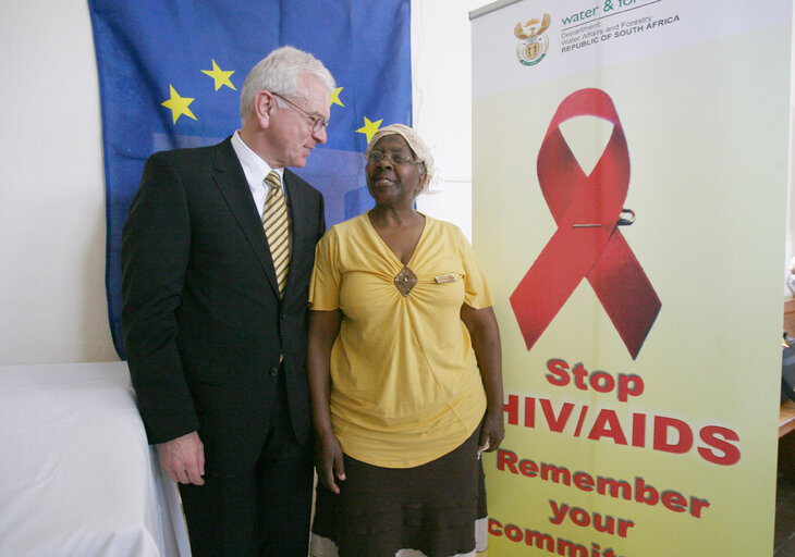 Foto 23: Hans-Gert POETTERING, EP President, makes an official visit to South Africa - EP President at the Enthogen water project in Evaton, South Africa