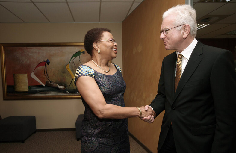 Foto 36: Hans-Gert POETTERING, EP President, makes an official visit to South Africa - EP President meets with Graca Machel, wife of Nelson Mandela, at the Nelson Mandela Foundation in Johannesburg