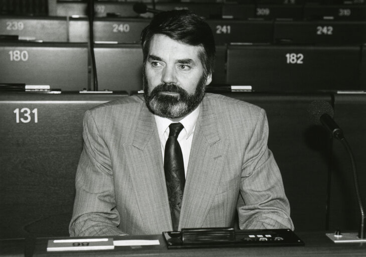 Zdjęcie 2: MEP Proinsias DE ROSSA attends a plenary session in Strasbourg in November 1990