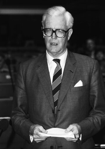 Foto 3: British Foreign Secretary Douglas HURD speaks in plenary session in Strasbourg in 1992