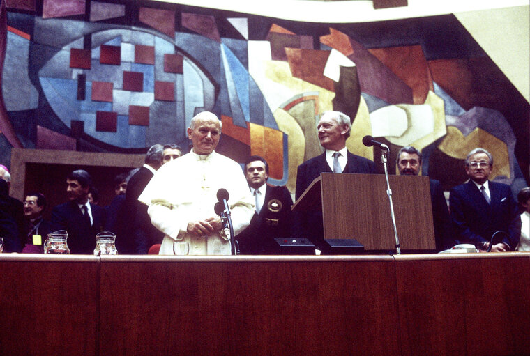 Fotogrāfija 14: Visit of Pope Jean-Paul II to the EP in Luxembourg.