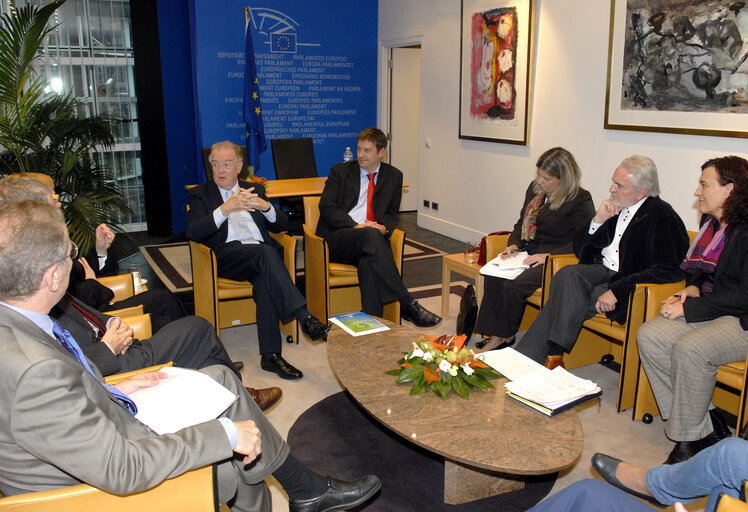 Снимка 2: Meeting of the Spanish delegation with the United Nations High Representative for the Alliance of Civilizations.