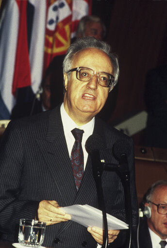 Photo 2: Greek President Christos SARTZETAKIS makes an official visit to the EP in November 1988