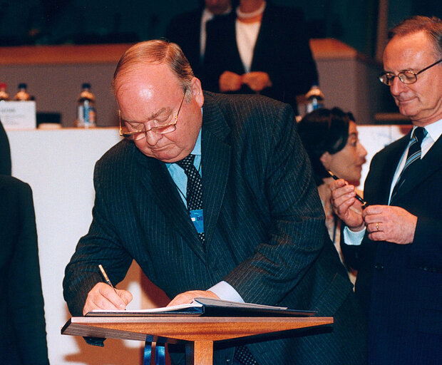 Fotografija 6: Last meeting of the European Convention on the Future of Europe - Signature of the final declaration