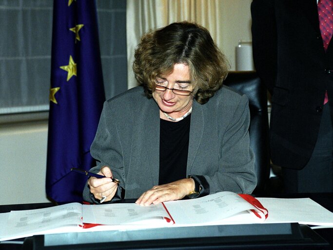 Photo 2: Signature of the Agreement on the Solidarity Fund in Brussels