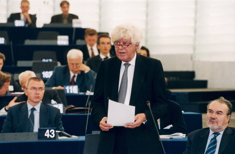 Φωτογραφία 3: Wim DUISENBERG, President of the European Central Bank, presents the ECB 2002 yearly report at a plenary session in Strasbourg