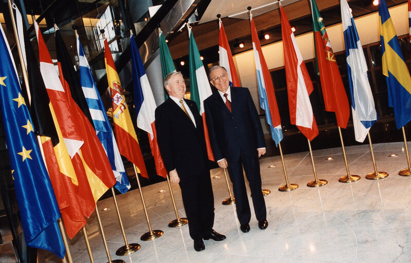 Fotografia 8: Ion ILIESCU, President of Romania, makes an official visit to the EP in Strasbourg