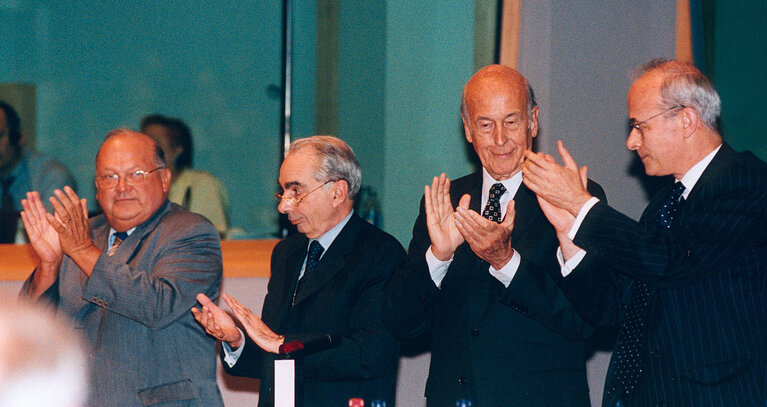 Fotografija 7: Last meeting of the European Convention on the Future of Europe - Signature of the final declaration