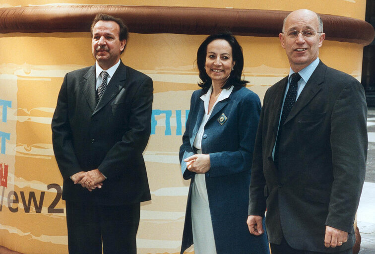 Fotogrāfija 8: European Commissioner for Employment and Social Affairs Anna DIAMANTOPOULOU holds a news conference in Strasbourg to present the European Week of Dangerous Substances